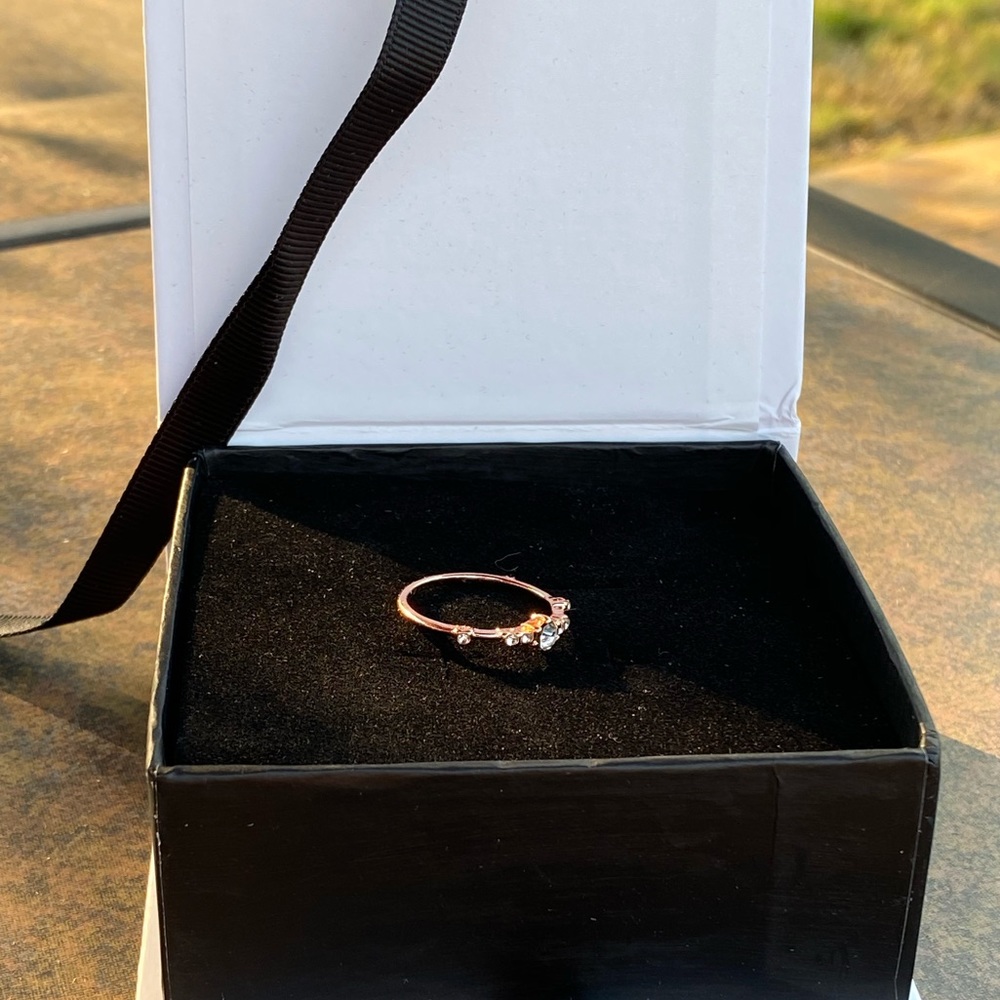 NEW ROSE GOLD PLATED RING WITH SIMULATED DIAMONDS - Picture 5 of 7